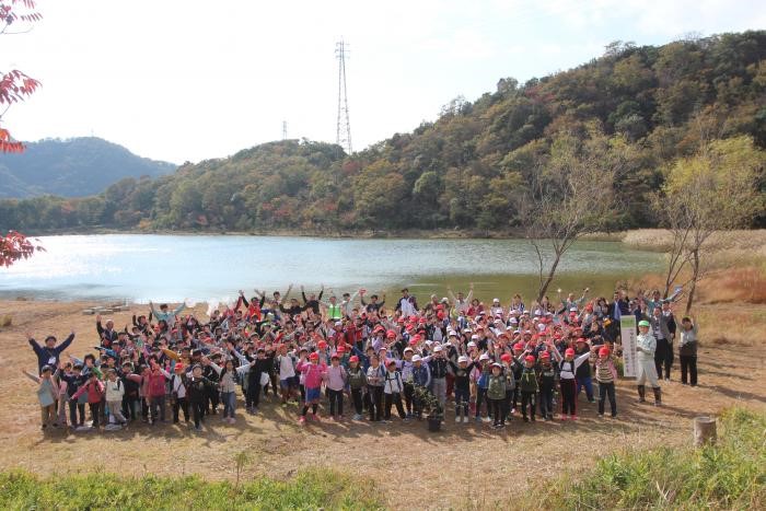 写真：小学校合同植樹会2019