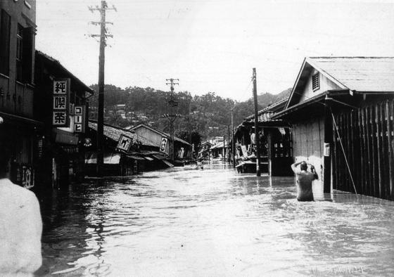 腰までの水につかった住宅街