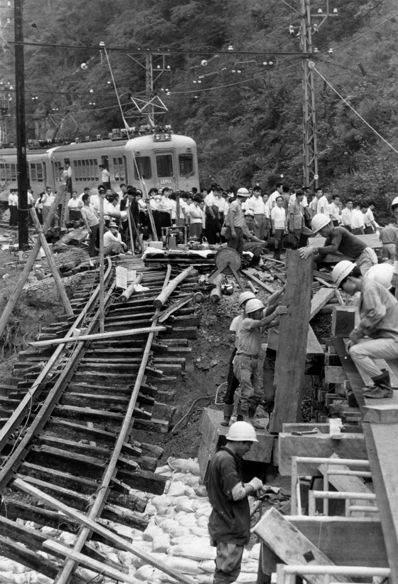 満員電車を乗り換える通勤客たち