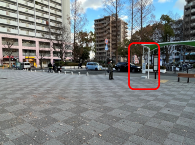 JR灘駅停留所の写真です。JR灘駅南出口を降りて正面が停留所です。 神戸市営バス停留所の真横です。