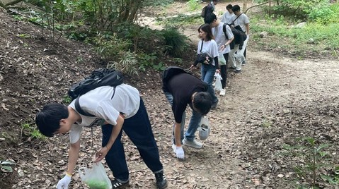 登山道でのごみ拾いの画像